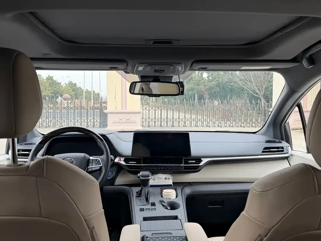 Toyota Sienna — фото 10