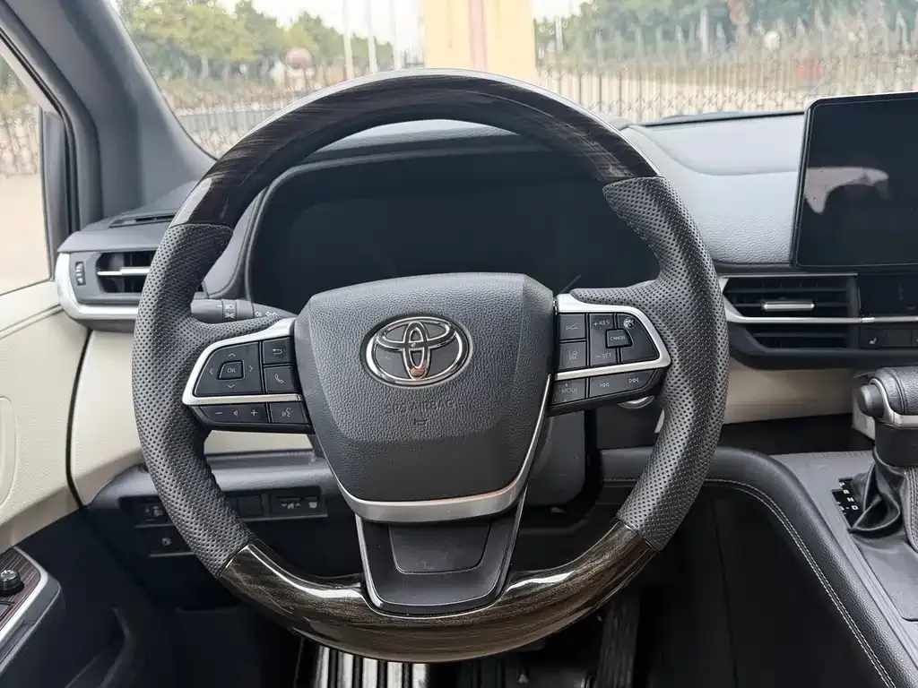 Toyota Sienna — фото 2