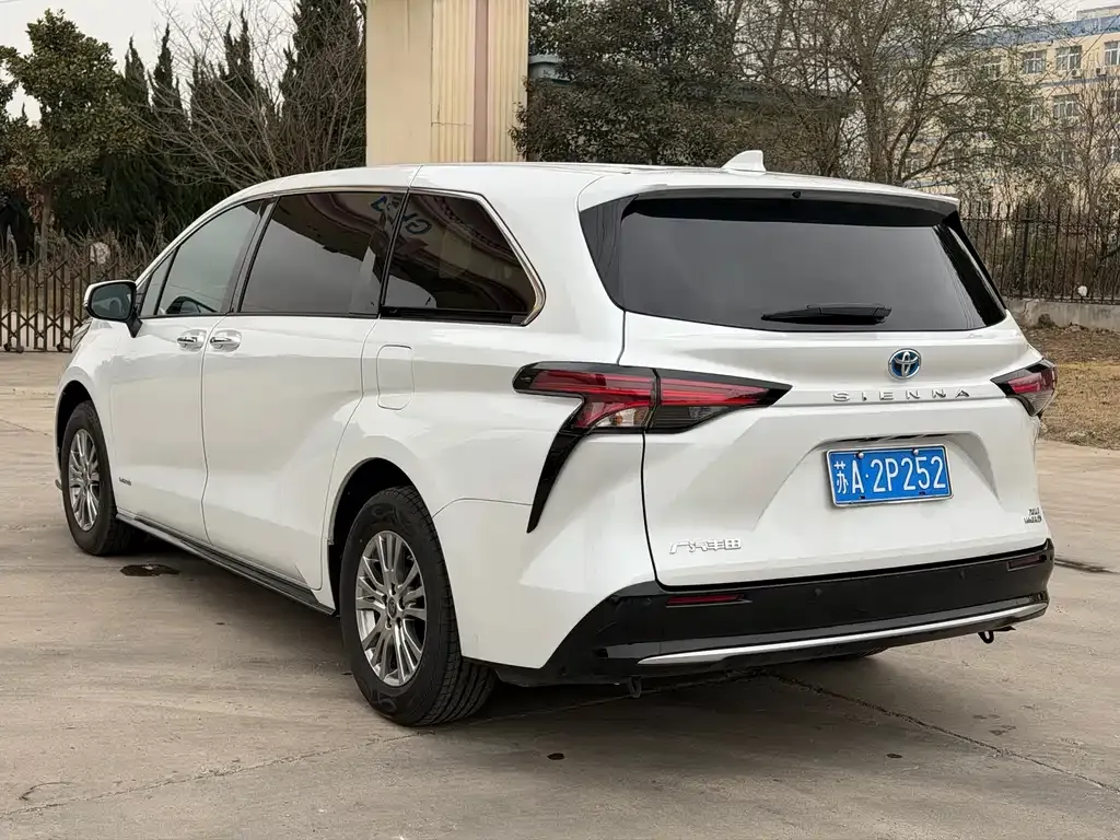 Toyota Sienna — фото 8