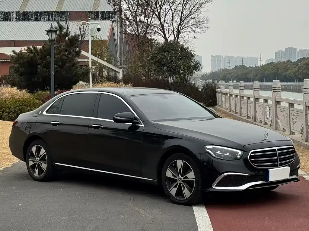 Mercedes-Benz E-Class — фото 1