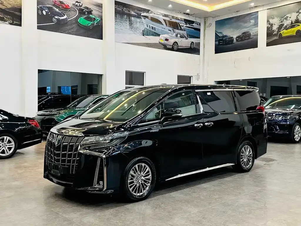 Toyota Alphard — фото 1