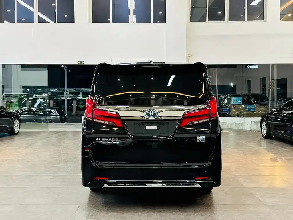 Toyota Alphard — фото 2