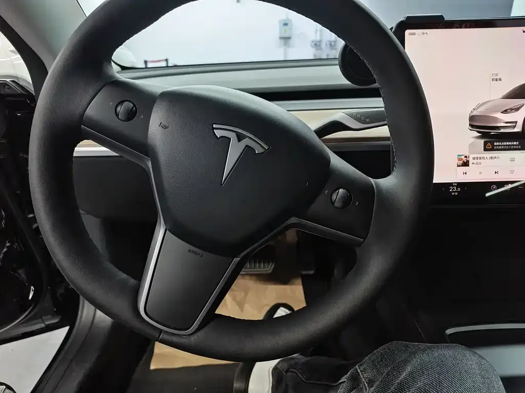 Tesla Model 3 — фото 10