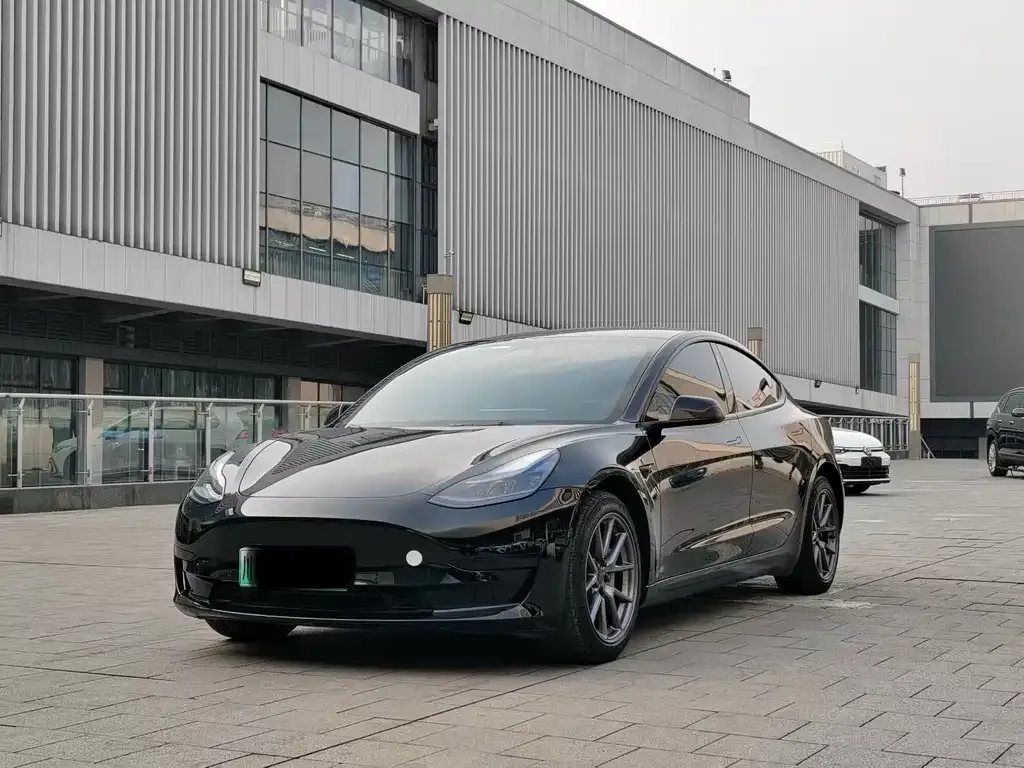Tesla Model 3 — фото 1