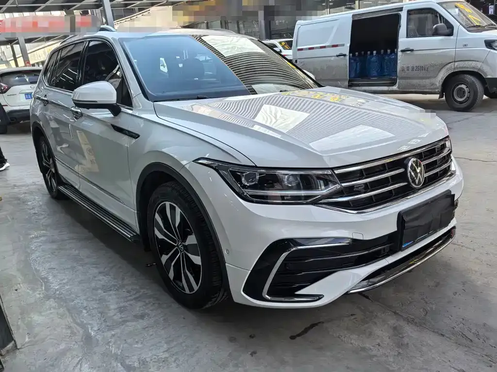 Volkswagen Tiguan L — фото 10
