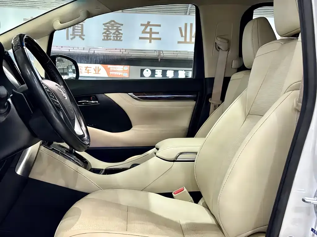 Toyota Alphard — фото 9