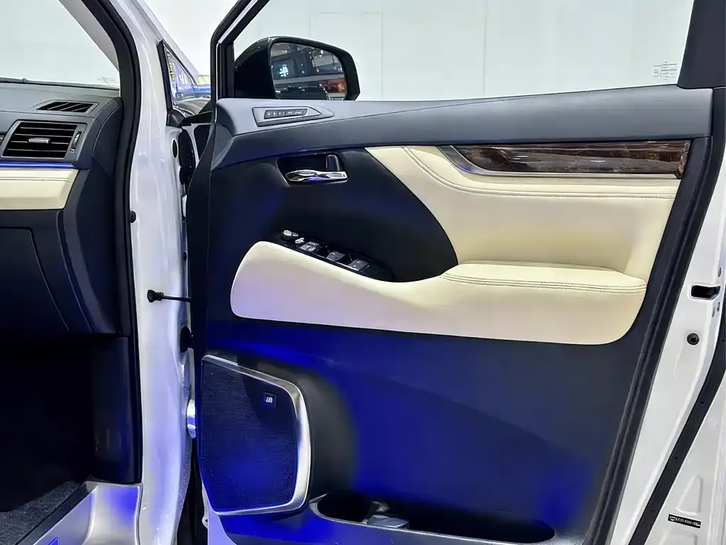 Toyota Alphard — фото 8