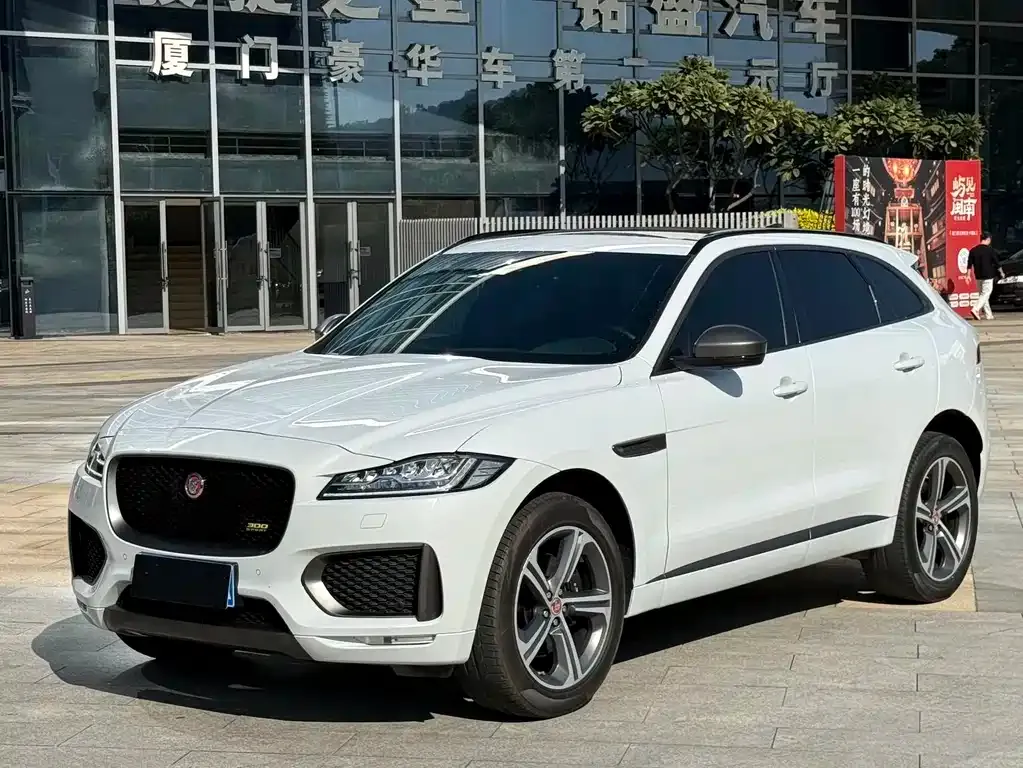 Jaguar F-PACE — фото 1