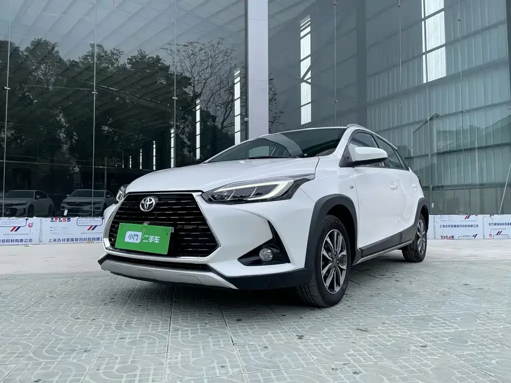 Toyota Yaris L — фото 1