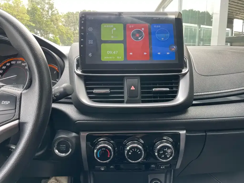 Toyota Yaris L — фото 3