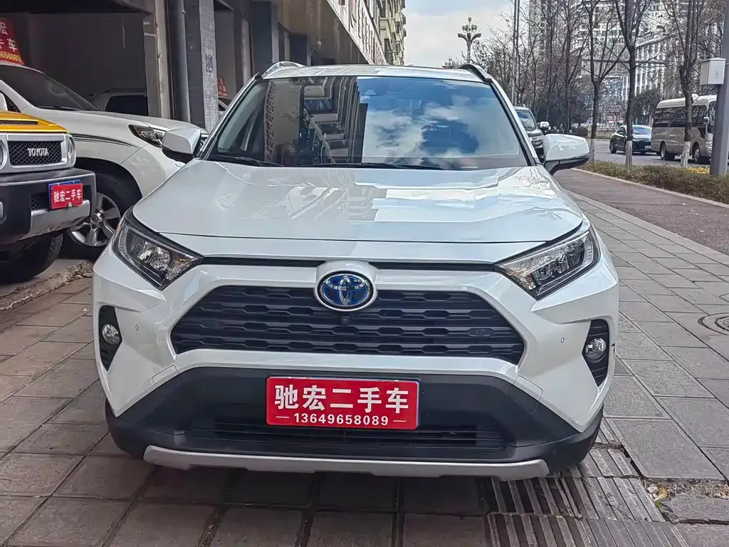 Toyota RAV4 — фото 1