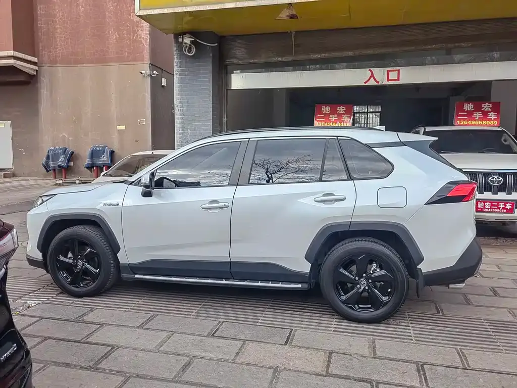 Toyota RAV4 — фото 6