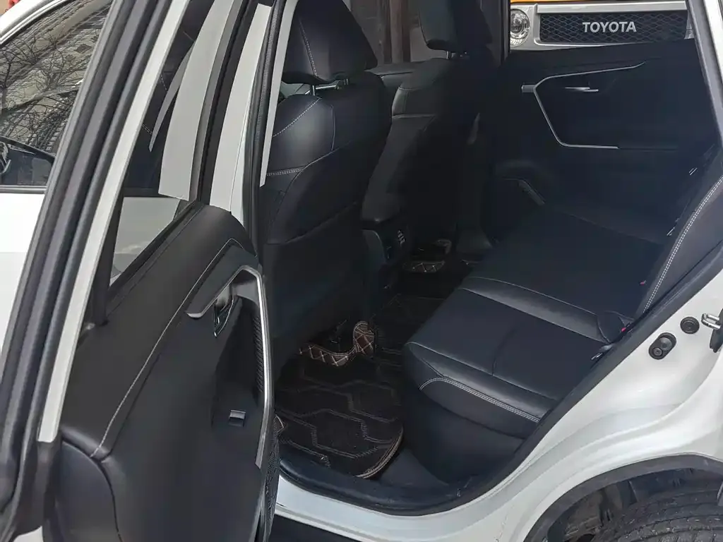 Toyota RAV4 — фото 7