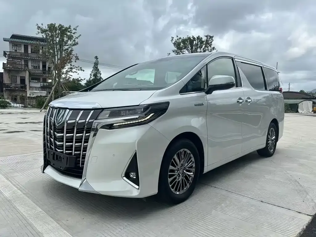 Toyota Alphard — фото 1