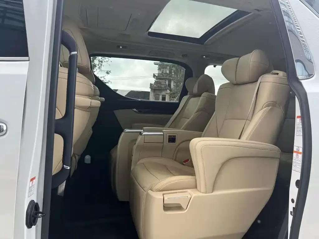 Toyota Alphard — фото 4