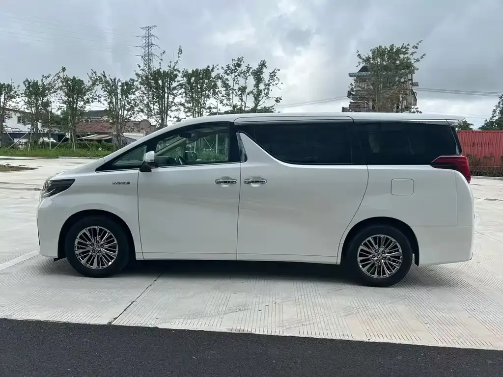 Toyota Alphard — фото 3