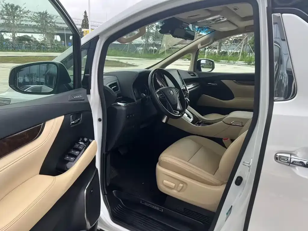 Toyota Alphard — фото 2