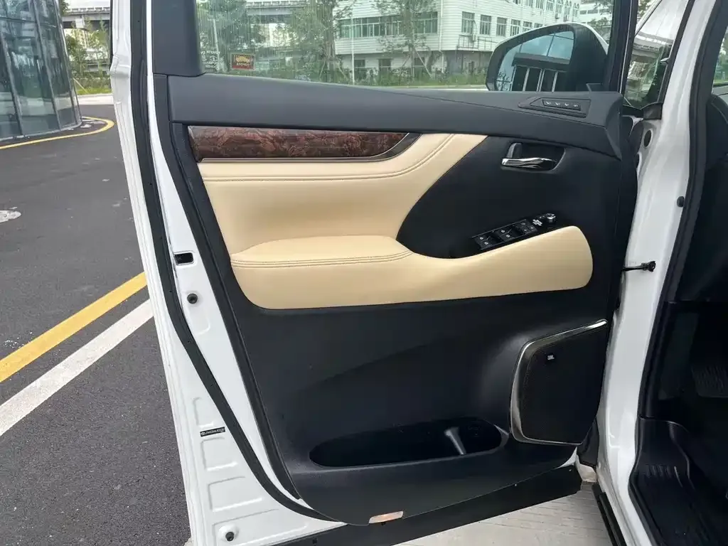 Toyota Alphard — фото 10
