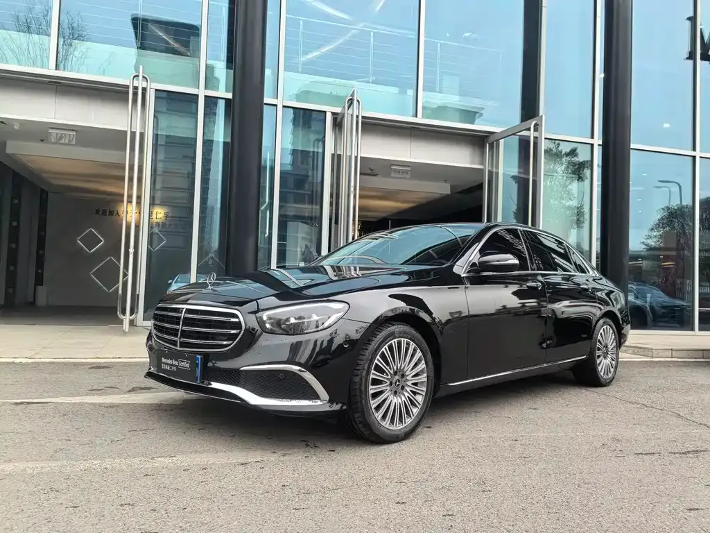 Mercedes-Benz E-Class — фото 1