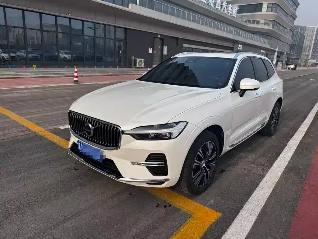 Volvo XC60 — фото 1