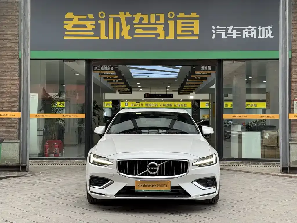 Volvo S60 — фото 1