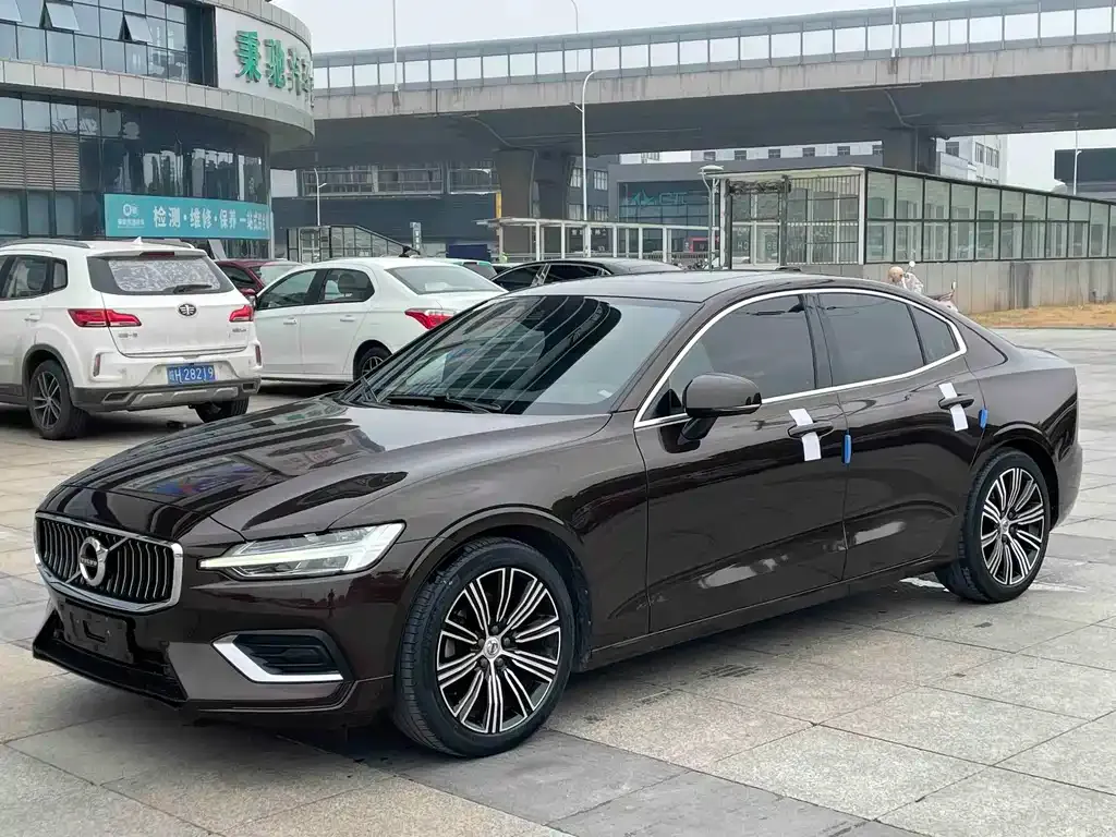 Volvo S60 — фото 1
