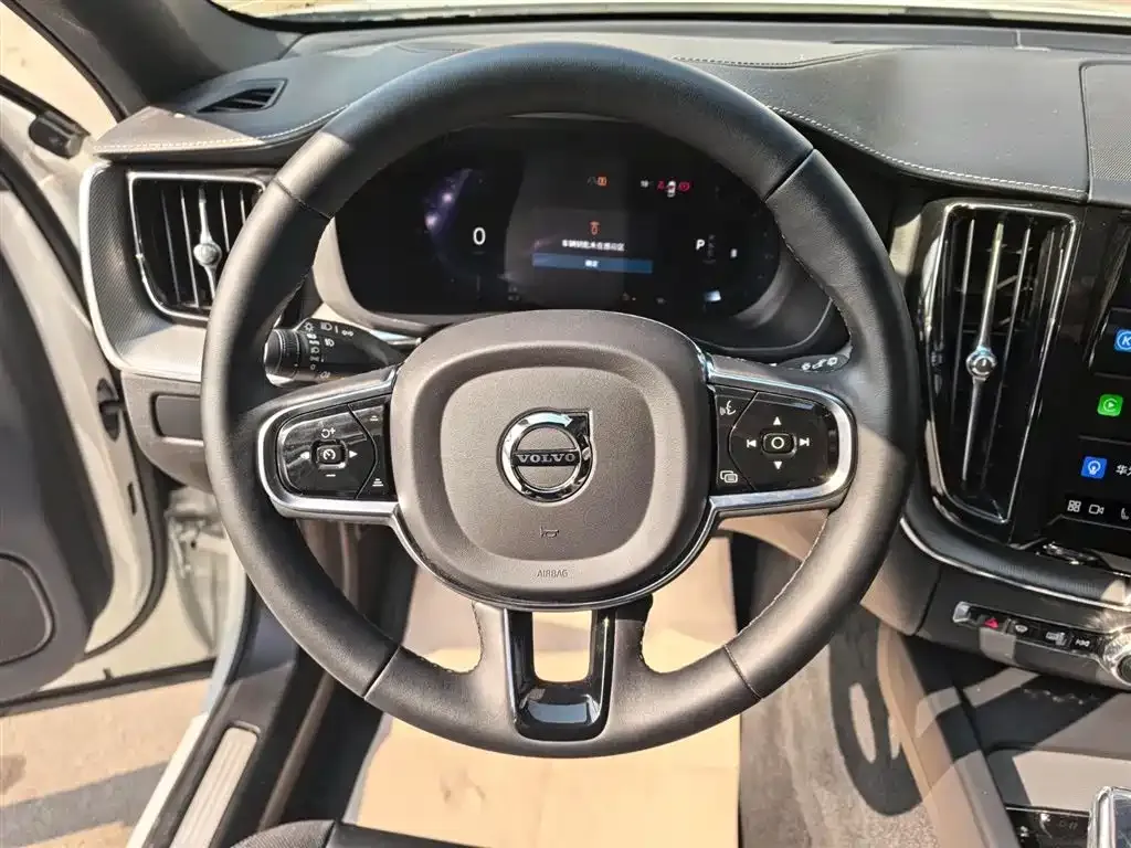 Volvo XC60 — фото 8