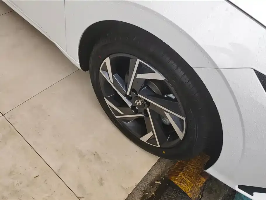 Hyundai Elantra — фото 10