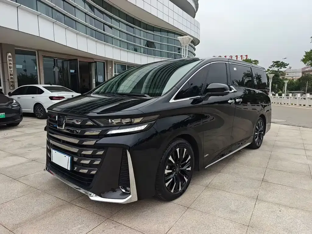 Toyota Vellfire — фото 1