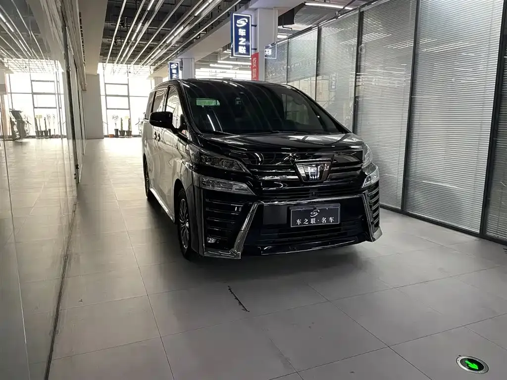 Toyota Vellfire — фото 1