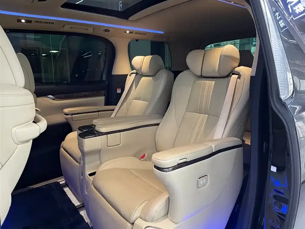 Toyota Vellfire — фото 2