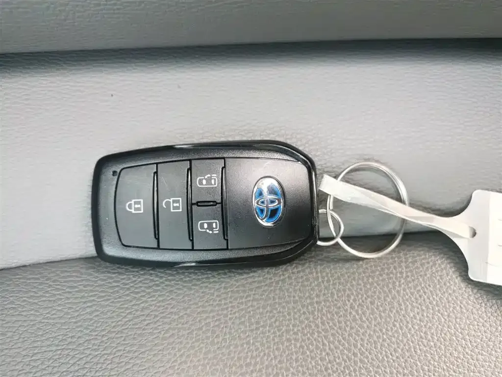 Toyota Granvia — фото 9
