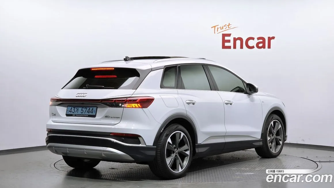 Audi Q4 e-tron — фото 2