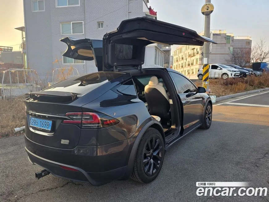 Tesla Model X — фото 2