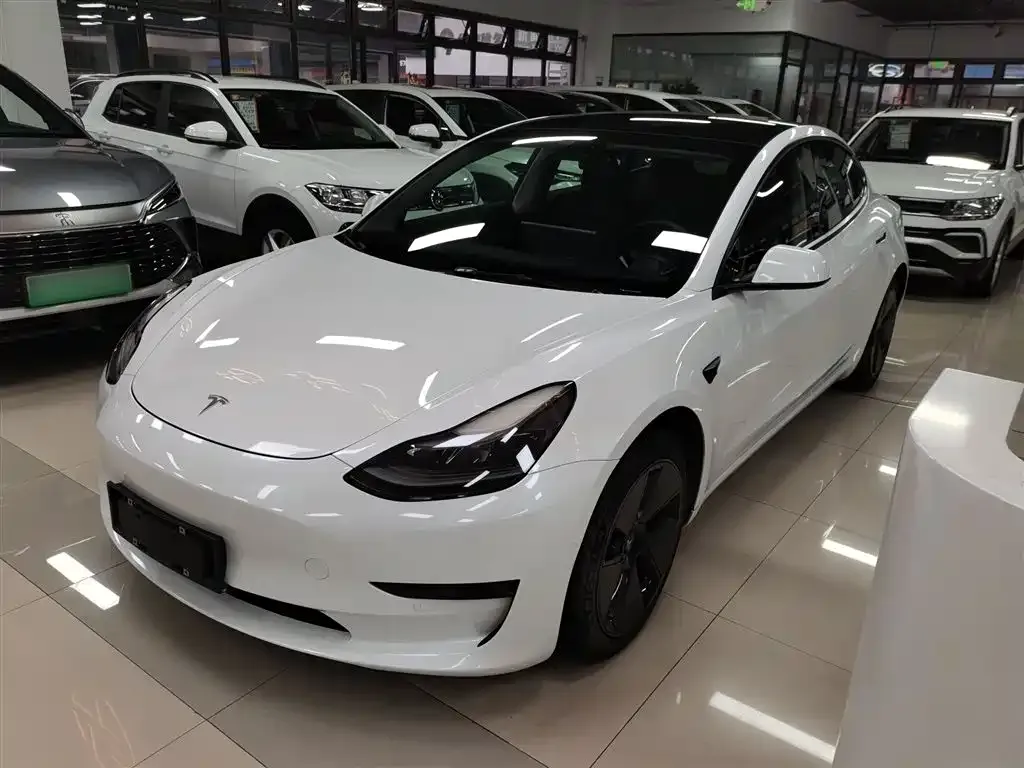 Tesla Model 3 — фото 1
