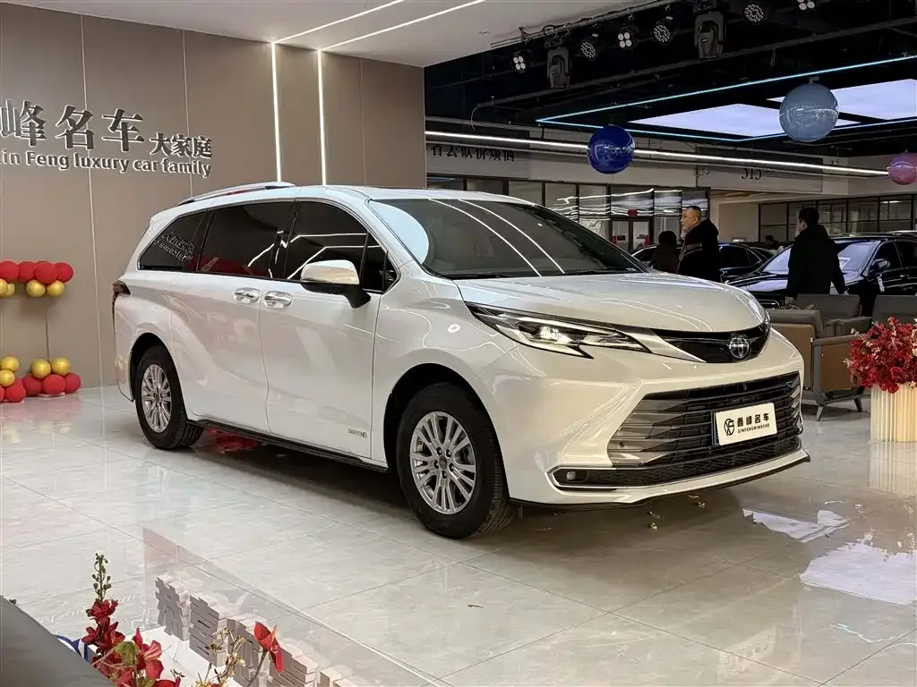 Toyota Sienna — фото 2