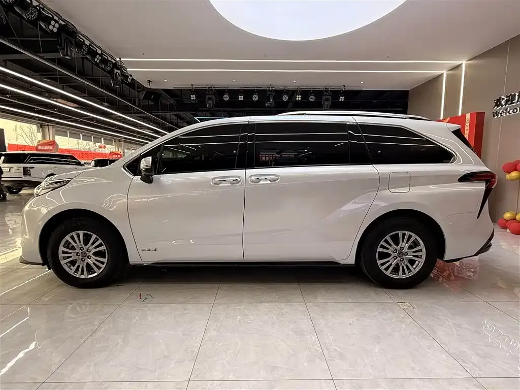 Toyota Sienna — фото 3