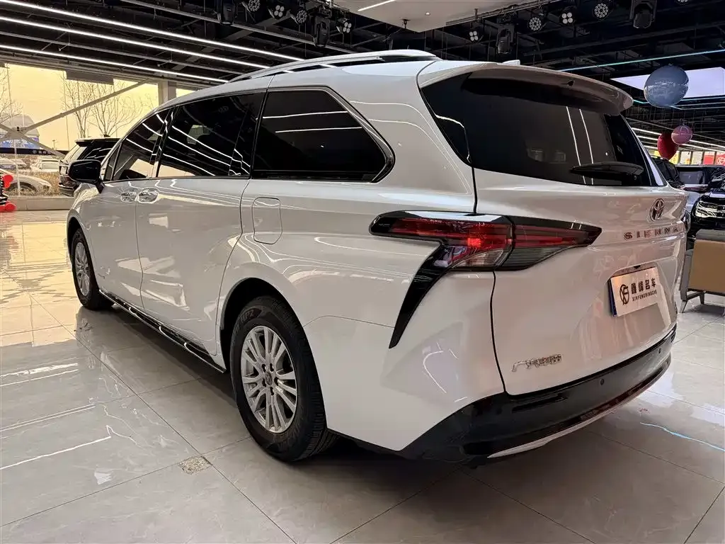 Toyota Sienna — фото 7