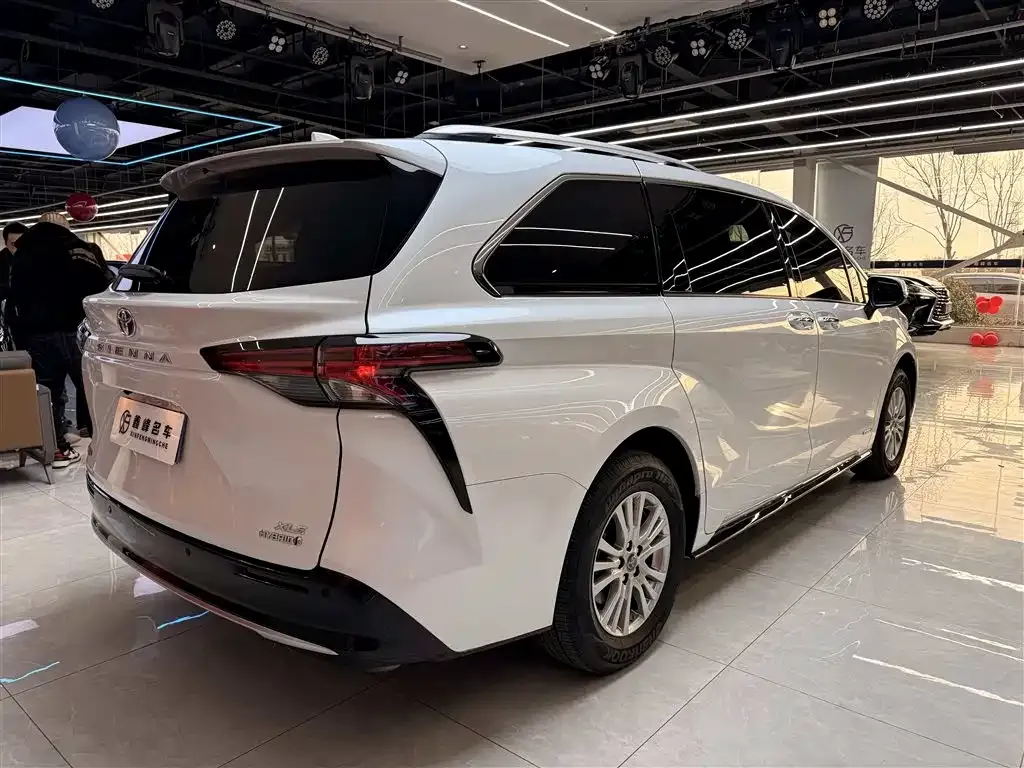 Toyota Sienna — фото 5