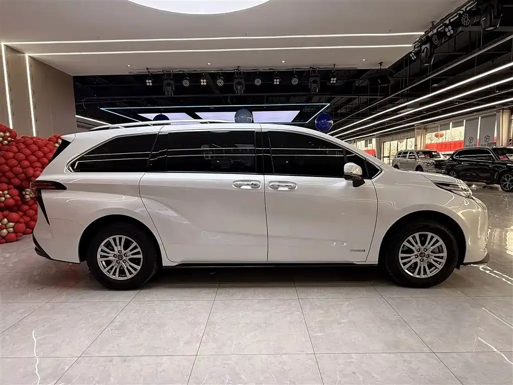 Toyota Sienna — фото 6