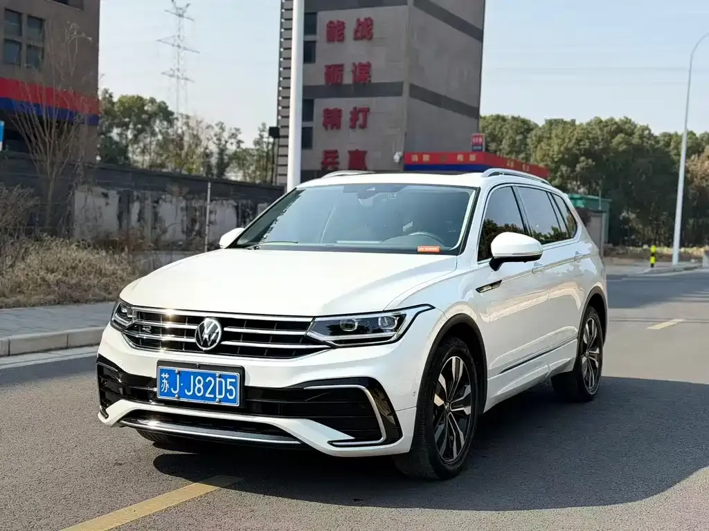 Volkswagen Tiguan L — фото 1
