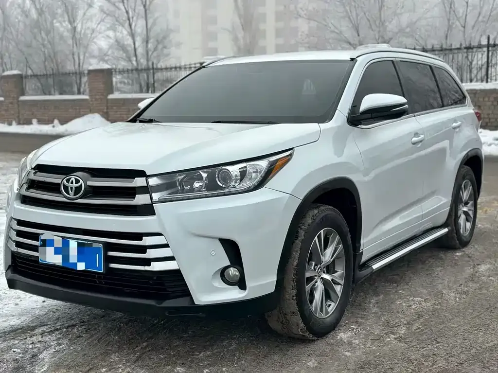 Toyota Highlander — фото 1