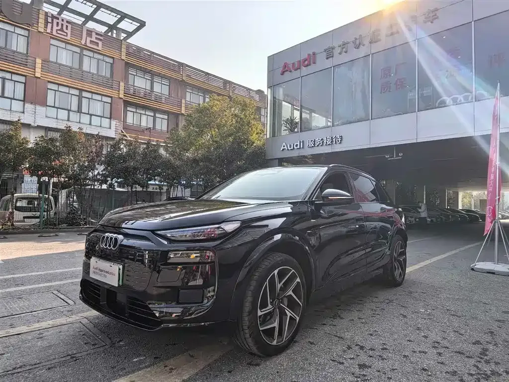 Audi Q6L e-tron — фото 1