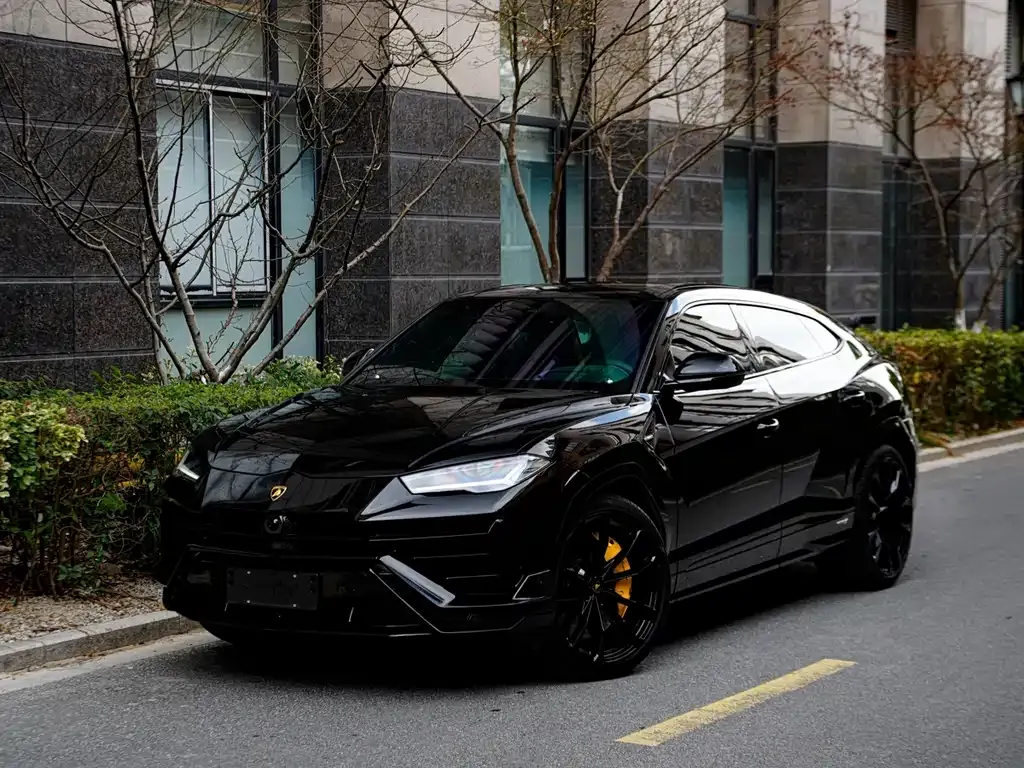 Lamborghini Urus — фото 1