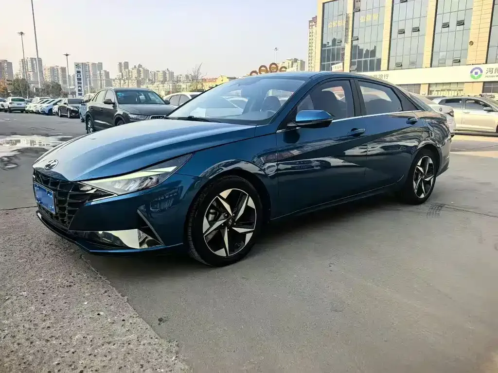 Hyundai Elantra — фото 1