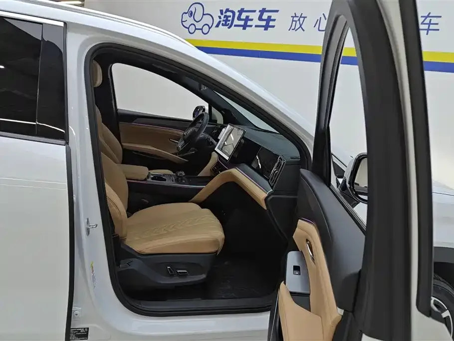 BYD L DM-i — фото 4