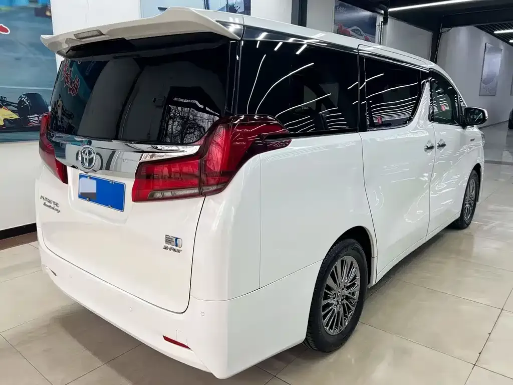 Toyota Alphard — фото 5
