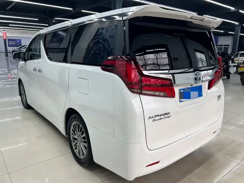Toyota Alphard — фото 9