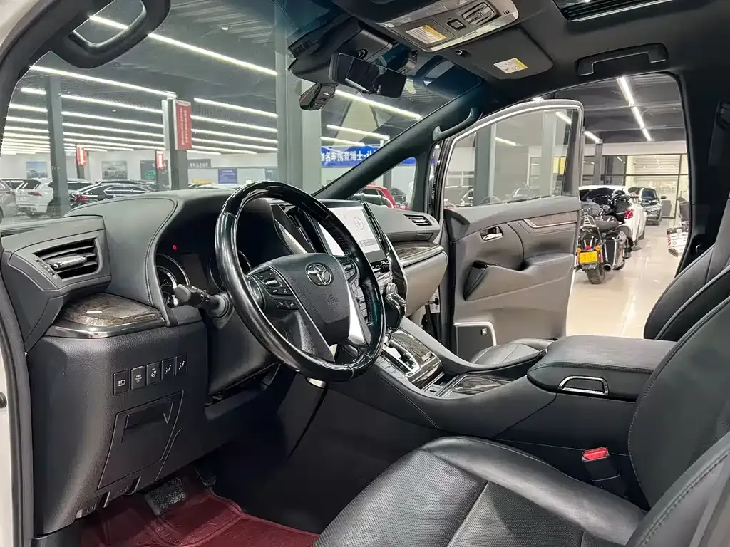 Toyota Alphard — фото 4