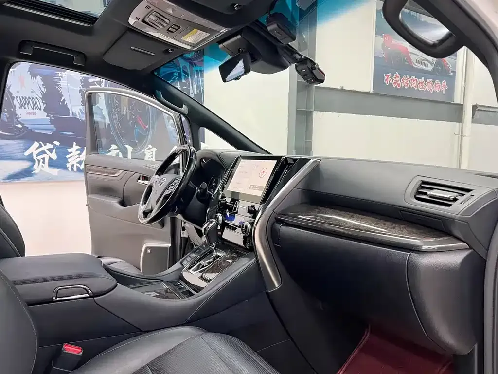 Toyota Alphard — фото 8